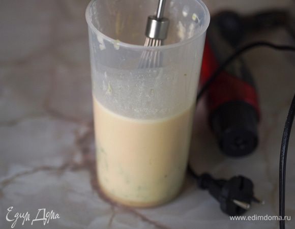 В посуду, удобную для взбивания, разбить яйца, добавить наш коричневый сахар, и взбивать, пока он не растворится (3-4 минуты). Добавить туда же выжатый сок, измельченную цедру и растопленное сливочное масло. Взбить еще раз. Недолго.