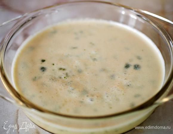 Перелить смесь в посуду без крышки, пригодную для микроволновой печи и включить минут на 7-10 при полной мощности, останавливая печь каждые 1-2 мин., для перемешивания. Нужно ВНИМАТЕЛЬНО!! следить за процессом, не отходя далеко, чтобы смесь не убежала из посуды. И заниматься этим до тех пор, пока наша смесь не начнет густеть, и приобретать кремовую консистенцию.