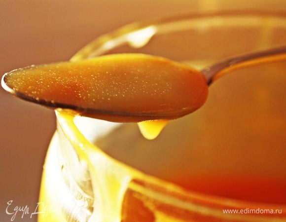 Достать из микроволновки, процедить через сито, если вы хотите избавиться от цедры, и переложить наш цитрусовый курд в чистую баночку. После остывания отправить его в холодильник, на некоторое время (можно периодически залезать в баночку и снимать пробу :-). Не бойтесь, если курд покажется вам жидковатым, после холодильника он будет нужной густоты.