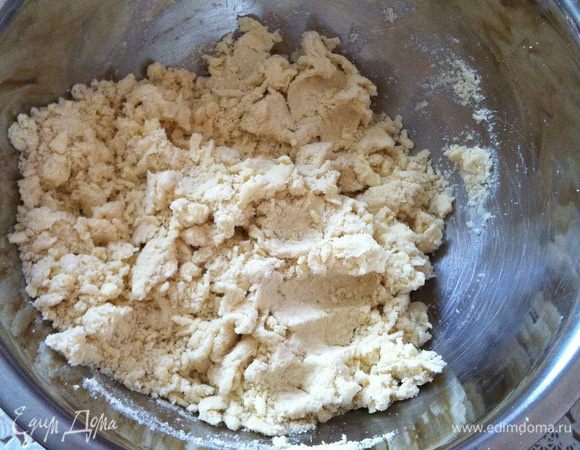 Готовим тесто: в миске рубим сливочное масло с мукой до мелкой крошки, добавляем соль и ванильный сахар, перемешиваем и растираем вилкой крошку. Затем по одной столовой ложке вливаем холодную воду, каждый раз перемешивая. Собираем тесто в шар, заворачиваем в пакет и кладём в холодильник на 40-60 минут.