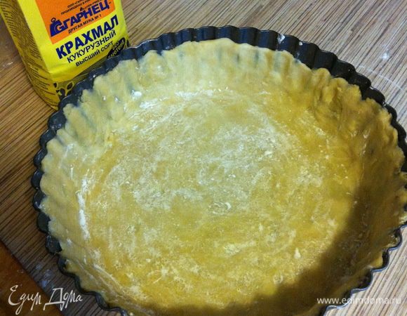 Сформированную основу из теста присыпаем слегка кукурузным крахмалом.