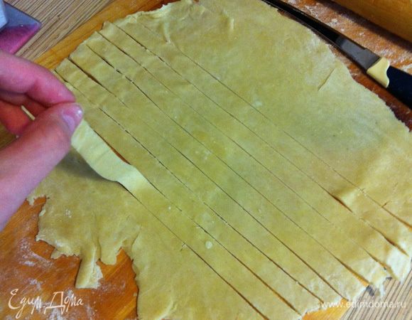 Оставшуюся треть теста раскатываем и нарезаем на полоски.
