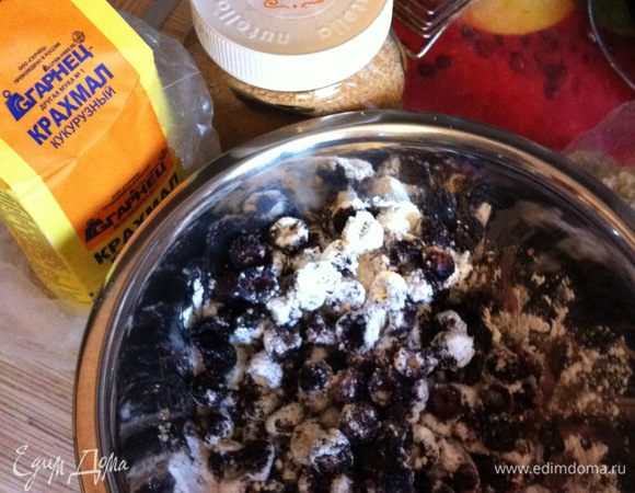 Ежевику посыпаем тростниковым сахаром и крахмалом, перемешиваем. Кладём ежевичную начинку на основу из теста и, если нужно, слегка утрамбовываем ложкой.