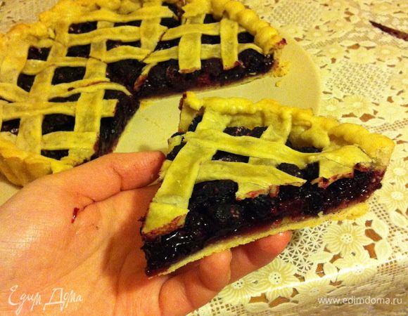 Даём пирогу немного остыть и можно подавать к столу! Пирог очень вкусен как тёплый, так и холодный. 