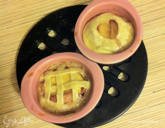 В процессе работы с тестом у меня остался один небольшой шарик теста, его я разделила на две части, раскатала их, уложила под основу в керамические формы, смазанные сливочным маслом, на тесто выложила порезанные ломтики нектарина, присыпая его сахаром (затем сверху ещё щедро присыпала, чтобы закарамелизировался). Закрыла мини-пироги также остатками теста. Отправила их в духовку спустя 20 минут к ежевичному пирогу, до конца времени они втроём готовились вместе:) Очень сочно получилось и сладко!