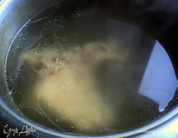 Куриную грудку залить холодной водой, посолить, поперчить и отварить до готовности в течении 40-60 минут. Когда вода закипит, снять пенку.