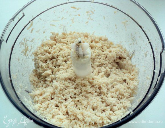 Готовую грудку вынуть из бульона, порезать на кусочки и измельчить блендером.