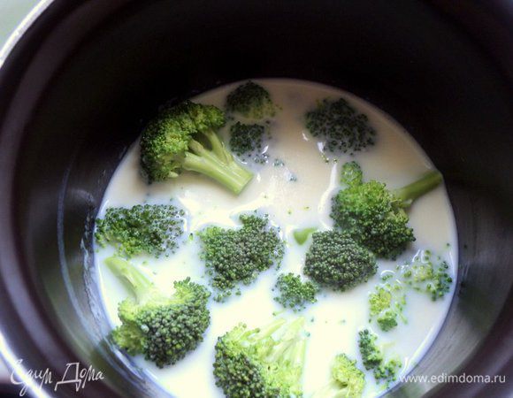 Брокколи разобрать на соцветия. Молоко довести до кипения, посолить, добавить брокколи и отварить до мягкости.