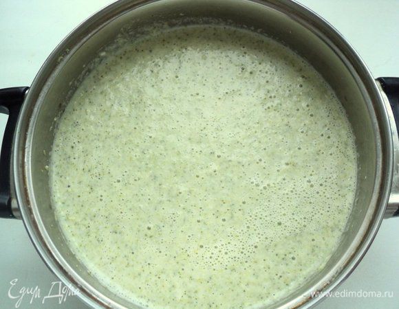 Отваренную брокколи пюрировать вместе с молоком в блендре, постепенно добавить измельченное куриное мясо и бульон. Суп по консистенции должен быть как густой кисель. Если надо, досолить по вкусу.