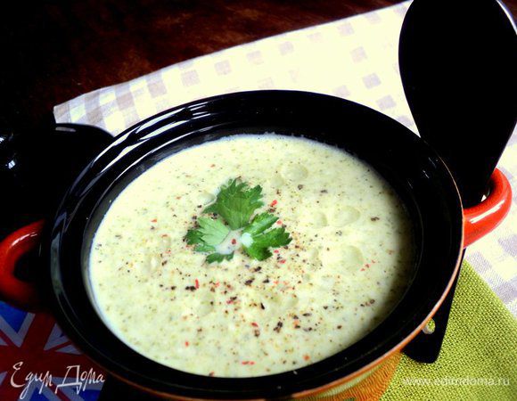 Перед подачей посыпать кусочками сыра с плесенью, добавить свежемолотый перец и несколько капель оливкового масла. Приятного аппетита!