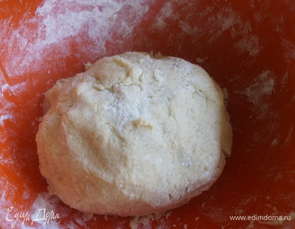 Добавить постепенно всю муку, замесить тесто и сформировать из теста шар. Оно будет немного липким, но больше муки добавлять не нужно.