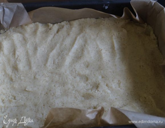 Противень застелить пергаментом и выложить на него тесто, разровнять. Поставить выпекать в разогретую до 180 гр. духовку на 15-20 минут.