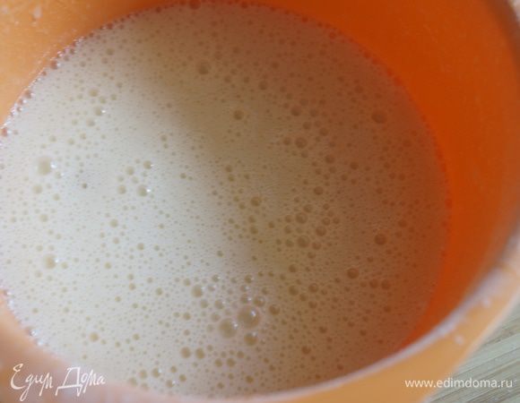 Тем временем приготовим крем. Для этого в чашу разобьем яйца, добавим лимонный сок, цедру лимона и сахар и взобьем. Прибавим муку и еще немного взобьем.