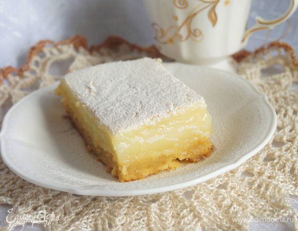 Готовый корж достанем из духовки и выльем на него крем, снова поставим в духовку на 20-25 минут. Крем должен стать упругим, но главное не передержать пирог, иначе крем станет излишне твердым.

Готовому пирогу дать остыть, вынуть из форму и посыпать сахарной пудрой. Нарезать на порционные кусочки и подать к столу. Приятного аппетита!