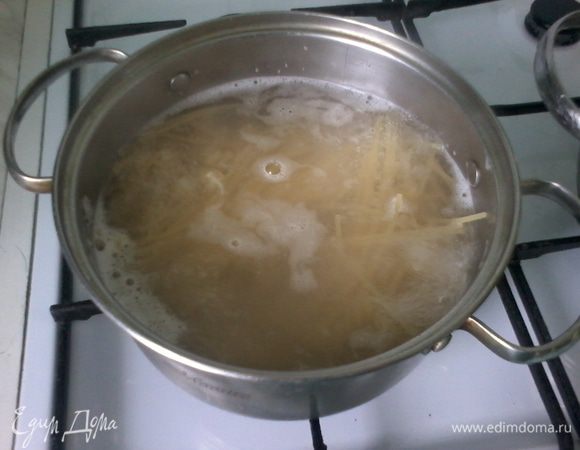 Отвариваем макароны (у меня  спагетти и обычные макароны примерно по пол упаковки).