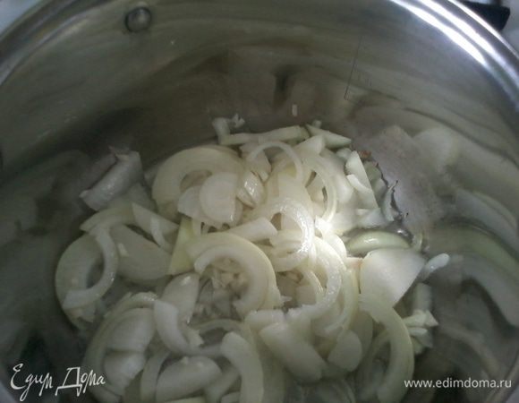 Лук режем полукольцами и мелко чеснок. В кастрюлю с растительным маслом  и тушим на маленьком огне.