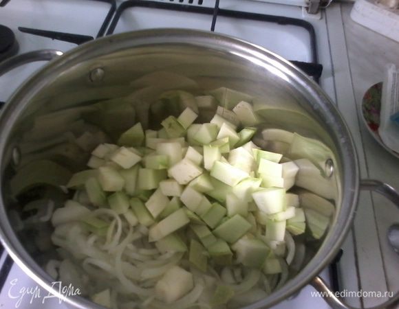 Тем временем нарезаем кабачок (у меня 1 маленький) и к луку с чесноком.
