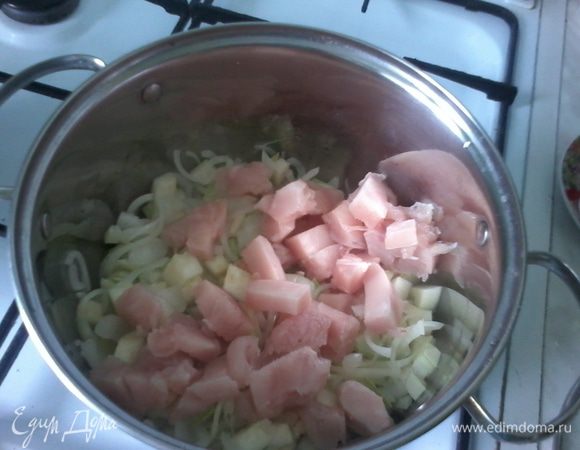 Туда же нарезанное на небольшие кубики  куриное филе.
Не забываем про макароны :)