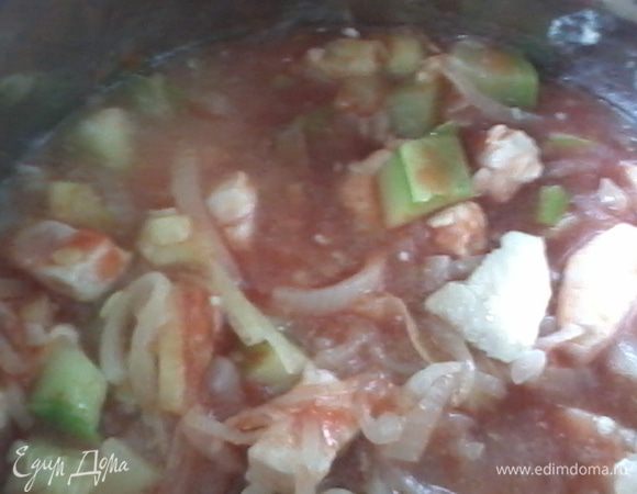 Если макароны уже готовы то процеживаем и пока в сторону.
Томатная паста: у меня своя, 0,5 л, если у вас покупная то нужно немного развести водой! добавляем примерно 250 грамм к овощам (если филе немного уже готовое). Присыпаем специями все по вкусу: соль, свежомолотый черный перец, перец чили в порошке. Тушим до готовности и мягкости всех овощей и филе.
