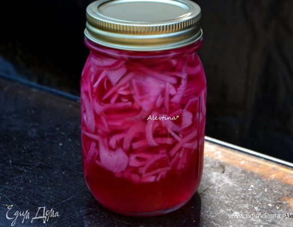 Лук красный порубить тонко. Залить теплой водой с уксусом и сахаром, солью. Поставить в холодильник на час или ночь.

