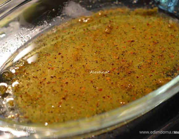 Говядину кусок пашины заранее разморозить. Приготовить маринад. 
Смешать: растительное масло - ¼ стакана, вода - 2 ст. л., лимонный перец с приправой - 1 ст. л., соль с приправами - 1 ч. л.
