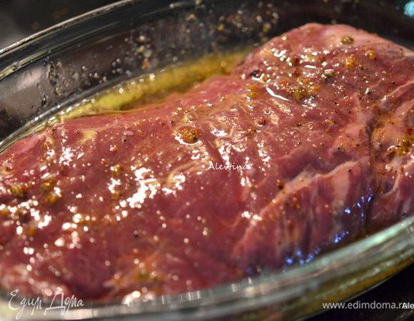 Выложить говядину, промокнуть с обеих сторон в маринаде. Мариновать 1-2 часа. Переворачивать.