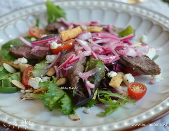Добавить говядину полосками, фета сыр, маринованный лук. Полить готовой заправкой на кефире или сметане/ranch dressing. Приятного аппетита.
