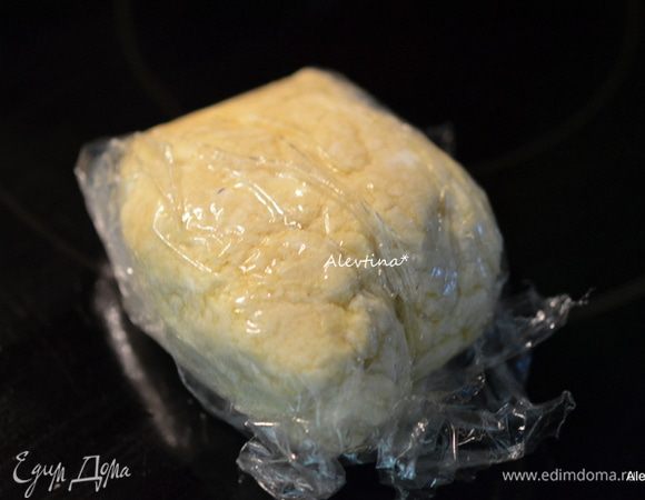 Приготовим все для основы. Смешаем комнатной температуры сливочный сыр, сливочное масло, сахар и соль до мягкого состояния. Добавить муку и все смешать. Переложить в кулинарную пленку, отправить в холодильник на 1 час.