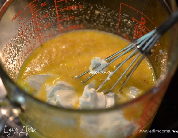 Приготовим формочки. Если используем для маффинов формы выложим поверх бумажные формы. Для мини тарт форм просто смазать маслом.
Приготовим начинку. Смешать лимонный сок, цедру лимона, сахар. Добавить яйца и сметану.