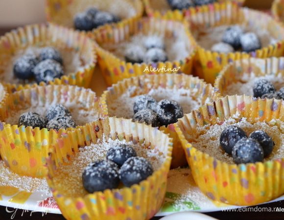 Дать остыть после духовки 20 минут. Украсить свежими ягодами по желанию. сахарной пудрой.