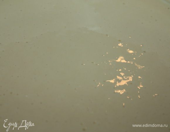 Тесто. В миксере смешиваем яйца, сахар и соль. Взбиваем до их полного растворения. Муку просеиваем через сито/дуршлаг. По очереди добавляем часть молока и часть муки. Затем опять молоко и мука. 