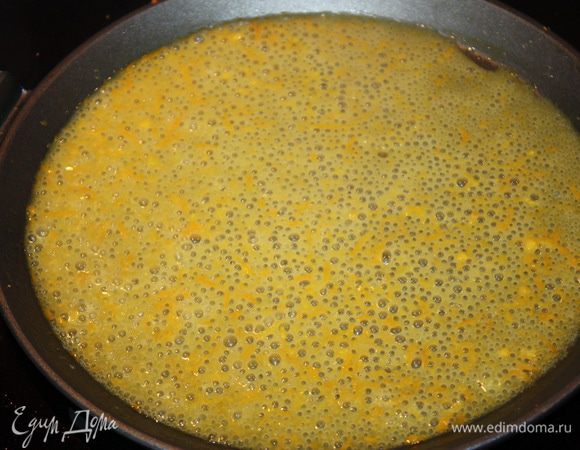 На разогретую сковороду кладем сливочное масло и всыпаем коричневый сахар. Как только сахар растворился в масле, добавляем цедру и сок. Даем соусу полностью соединиться (это занимает около минуты).