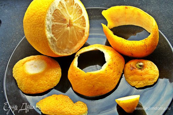 Моем тщательно лимон (или апельсин) как обычно, обрезаем "попки". Снимаем тонким ножом для овощей цедру, не забирая белую мякоть.