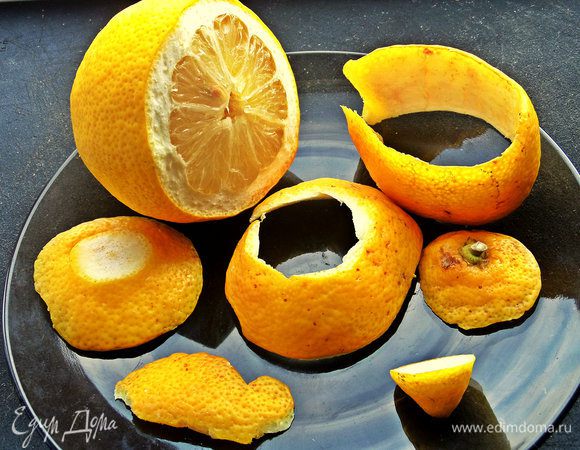 Моем тщательно лимон (или апельсин) как обычно, обрезаем "попки". Снимаем тонким ножом для овощей цедру, не забирая белую мякоть.