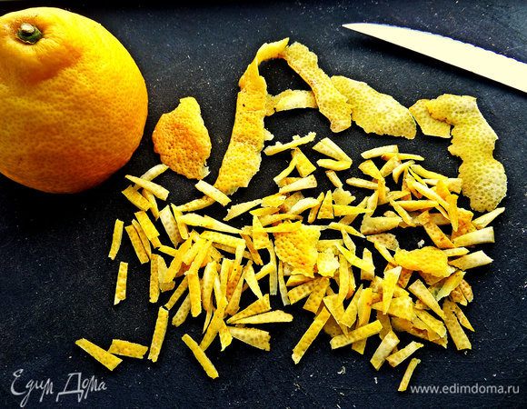Крошим жёлтую корочку ножом на мелкую соломку.