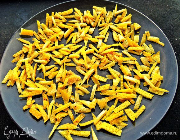 Насыпаем одним слоем в посуду, пригодную для микроволновок (идеально-стеклянную).