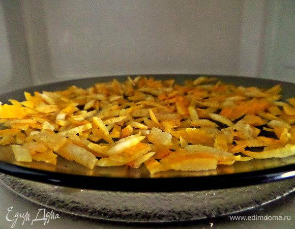 Ставим в СВЧ в режиме "оттаивание" или "разморозка" на 1,5-2 минуты.