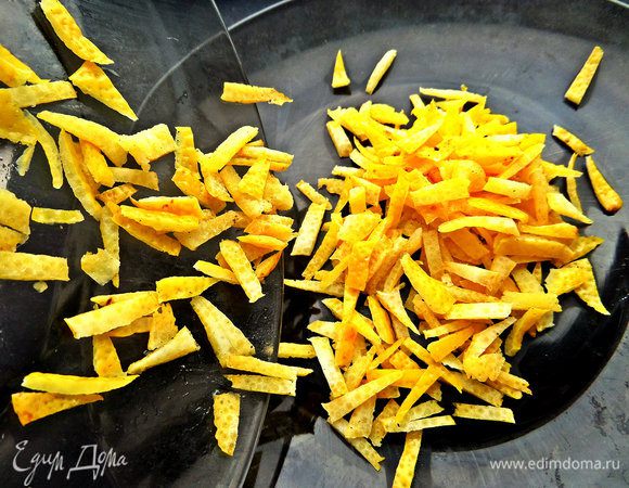 Тут я решила высыпать цедру в такую же тарелочку, дабы убрать выпарившийся конденсат на первой.