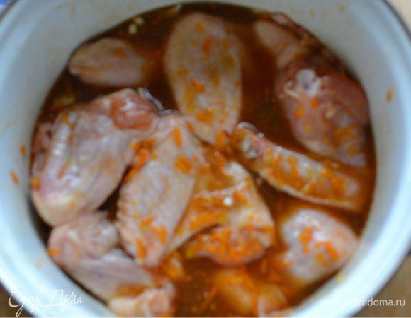 Крылышки промыть, обсушить и удалить 3 сустав (кончики крылышек). В посуду выжить сок 2 апельсинов и половинки лимона. Добавить цедру 1 апельсина и измельченный чили (только без семечек, их надо аккуратно удалить). Затем добавляем бальзамический уксус, 2 ст. л. соевого соуса, растительное масло и кориандр. Помещаем крылышки в этот маринад и оставляем на 1 час (лучше на ночь). 
