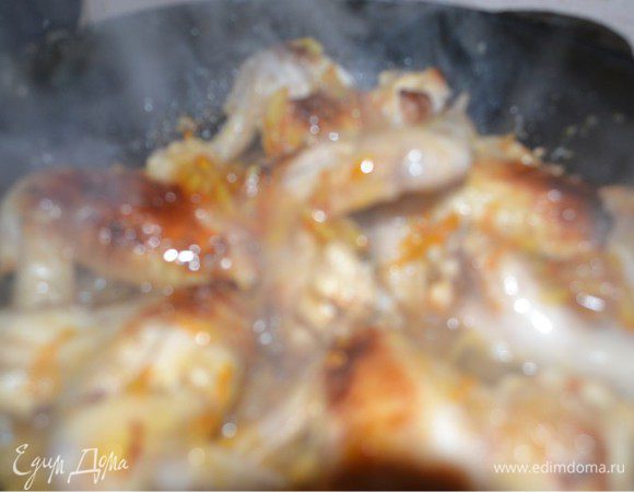 Крылышки я буду готовить двумя способами: в аэрогриле и на сковороде. 
Если готовим в аэрогриле выкладываем крылышки на нижнюю решетку, устанавливаем большую скорость обветривания и 180 градусов. Таймер устанавливаем на 30 минут. Если готовим на сковороде: разогреваем в сковороде растительное масло и 1 ст. л. сливочного. Крылышки припудриваем крахмалом и выкладываем на разогретую сковороду. Обжариваем на среднем огне, часто переворачивая до образования золотой корочки. 
