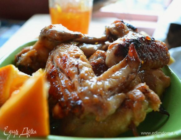 После того как таймер в аэрогриле сработал, берем крылышки и каждое обмазываем нашей глазурью. Помещаем обратно на нижнюю решетку и устанавливаем таймер на 10 минут. Если крылышки жарились в сковороде, то по готовности добавляем 2 ст. л. глазури и переворачивая зарумяниваем со всех сторон. И все готово. На фото крылышки со сковороды.
