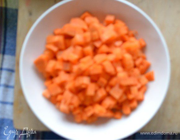 Для морковно-апельсинового соте, нарезаем морковь кубиками.