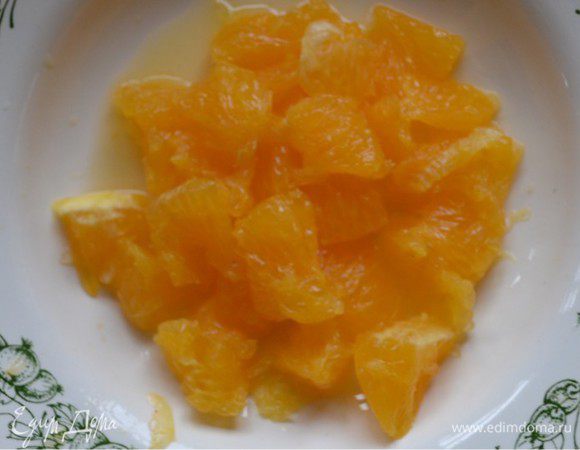 Из одного апельсина извлекаем мякоть, аккуратно освобождая ее от пленок и белых прожилок, нарезаем на кусочки.