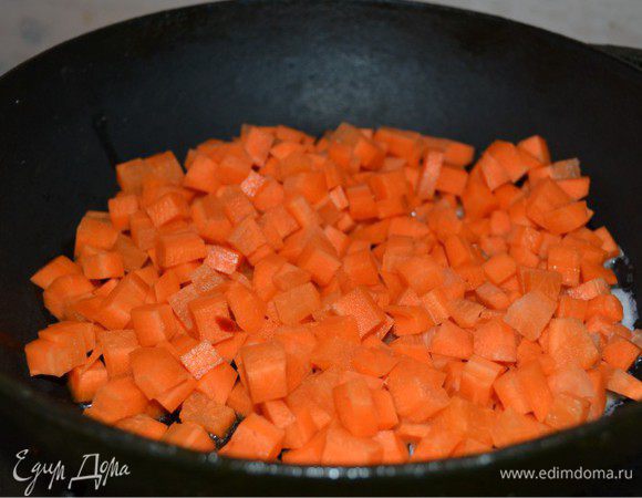 В сковороде разогреваем растительное масло, добавляем 1 ст. л. сливочного масла. Выкладываем морковь и помешивая обжариваем минут 10 (если морковь свежая, если нет то дольше). 