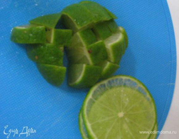 Лайм нарезать, поместить в бокалы, добавить листочки мяты и коричневый сахар, помять деревянной палочкой.