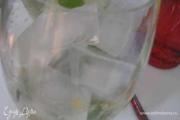 Заполнить бокалы до края льдом, сверху на лед вылить Апероль, ром, апельсиновый сок и сильногазированную воду.
