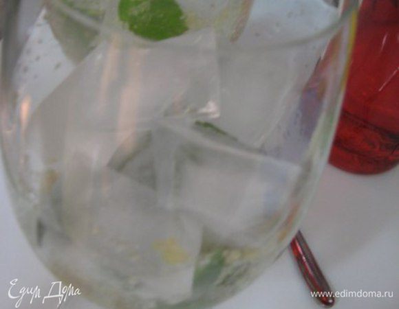 Заполнить бокалы до края льдом, сверху на лед вылить Апероль, ром, апельсиновый сок и сильногазированную воду.