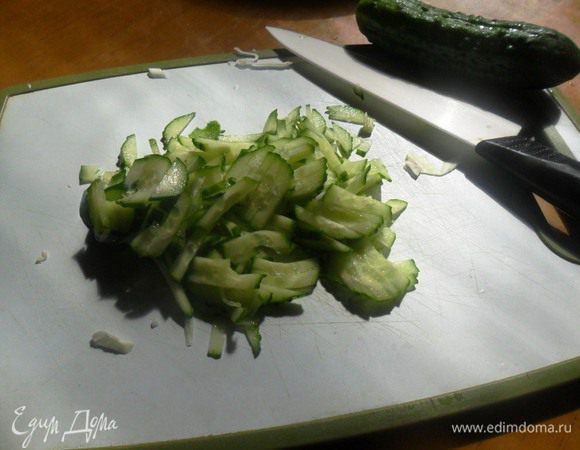 Огурцы вымыть, обсушить, нарезать соломкой.