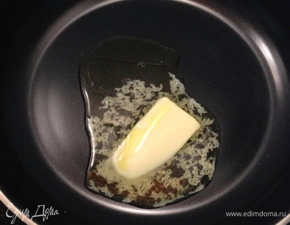 Сливочное масло растопить в оливковом.