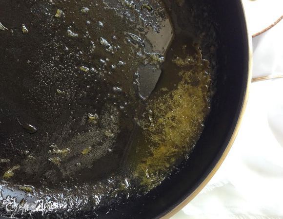 Подержать на огне несколько минут до красивого золотистого цвета.